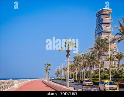 12 30 2025: Dubai, Vereinigte Arabische Emirate. Atlantis The Royal - Luxusresort in der Ferne auf Palm Jumeirah, Dubai Stockfoto