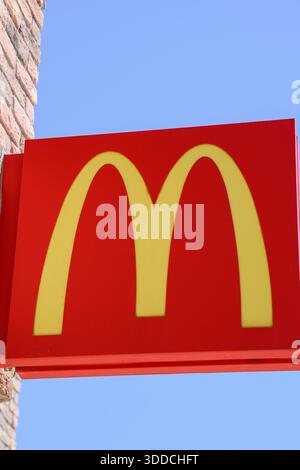 Antalya, Türkei - 27. Juni 2025: Nahaufnahme des McDonald's Logos auf dem Restaurantschild am Himmel. Die weltweit größte Fast-Food-Kette Stockfoto