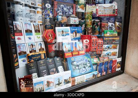 polnische Schokolade und süße Souvenirs im Schaufenster danzig polen Stockfoto