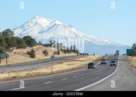 Interstate 5 und Mt. Shasta in Nordkalifornien, USA. Stockfoto