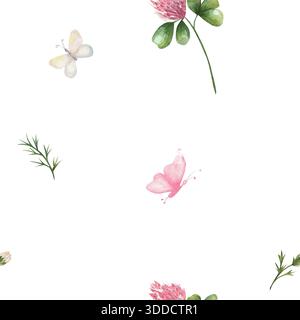 Nahtloses Aquarellmuster mit Klee, grünen Blättern, weißen Gänseblümchen und rosa Schmetterlingen, handgezeichnet und isoliert auf weißem Hintergrund. Für botanische Tapeten, Stoff- und Textildesigns Stockfoto