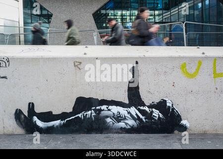 London, UK 30. Dezember 2025. Ein Kunstwerk des Straßenkünstlers Banksy vor dem Centre Point Tower im Zentrum Londons, eines von zwei identischen Bildern, die während der Weihnachtszeit in London erscheinen. Charing Cross Road, London, Großbritannien. Stockfoto