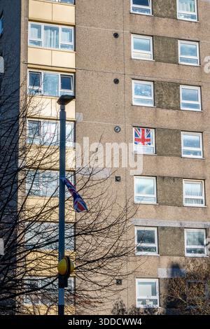 Britische Union Jack oder union Flagge hängt am Fenster einer Wohnung oder Wohnung in einem Hochhaus von Wohnungen oder Wohnungen in Portsmouth, Großbritannien Stockfoto
