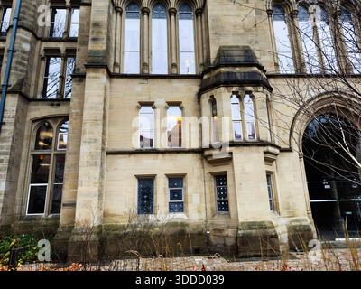 Manchester, Großbritannien - 06. Dezember 2025: Außenansicht eines historischen Manchester Gebäudes mit Bogenfenstern und detailliertem Mauerwerk. Stockfoto