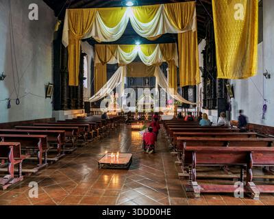 Santo Tomas Kirche, Innenraum, Chichicastenango, El Quiche Abteilung, Guatemala Stockfoto