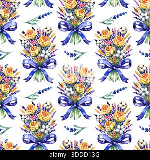 Nahtloses Aquarellmuster mit Blumensträußen vor einem weichen lavendelvioletten Hintergrund. Mit gelben Rosen, Baumwolle und blauen Bändern in A Stockfoto