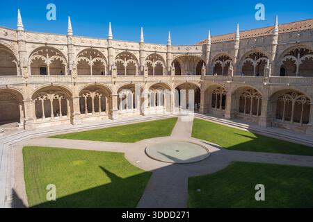 Lissabon, Portugal - 11. Oktober 2025 - Weitwinkelblick auf den Innenhof und die zweistöckigen bogenförmigen Kreuzgänge des Jeronimos-Klosters. Stockfoto