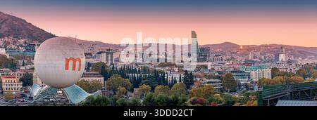 31. Oktober 2025, Tiflis, Georgien: Panoramablick auf die Stadtlandschaft bei Sonnenuntergang mit Rike Park, der die Stadtentwicklung erfasst Stockfoto