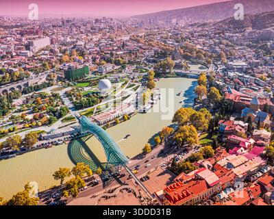 Tiflis Stadtbild mit dem Fluss Mtkvari, berühmten architektonischen Wahrzeichen und Herbstlaub aus der Vogelperspektive Stockfoto