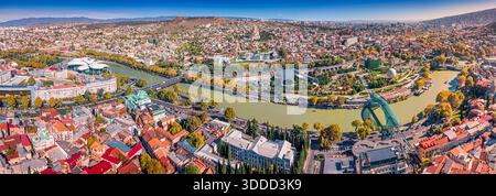 Tiflis Stadtbild mit dem Fluss Mtkvari, berühmten architektonischen Wahrzeichen und Herbstlaub aus der Vogelperspektive Stockfoto