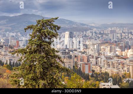 Tiflis, Georgien, Stadtbild von einem erhöhten Blick, mit modernen Gebäuden, städtischer Entwicklung und fernen Bergen Stockfoto