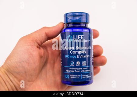 Naples, USA - 4. Mai 2022: Selen Mineral, Vitamin E Komplex Nahrungsergänzungskapsel von Life Extension Tabletten Tabletten eingenommen Stockfoto