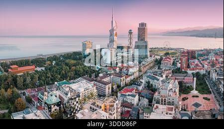6. November 2025, Batumi, Georgia: Panoramablick auf die Stadt mit moderner Architektur, Uferpromenade und historischen Gebäuden entlang der Schwarzmeerküste Stockfoto