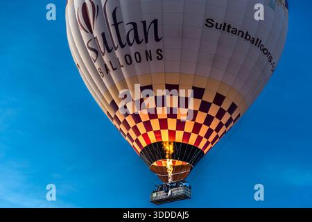 Ein Metalldach schützt die Passagiere eines Heißluftballons vor der Hitze des Feuers. Sultan Ballons, Heißluftballon startet. Göreme, Zentralanatolien, Türkei Stockfoto