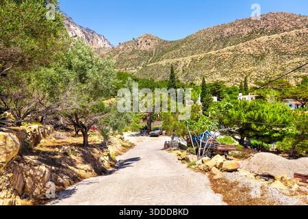 Karkinagri, Insel Ikaria Griechenland mit Atheras Gebirgsklippen im Sommer bei einem kleinen Bauernhaus mit Olivenbaumgarten in der nördlichen Ägäis Stockfoto