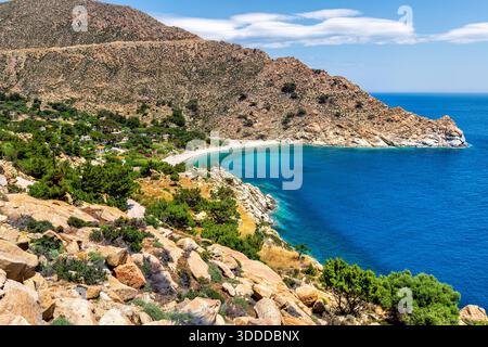 Trapalou Trapalo Strand, Ikaria griechische Insel Griechenland mit Blick aus der Vogelperspektive auf die Küste, Küstenhäuser am Ikarischen Meer Stockfoto
