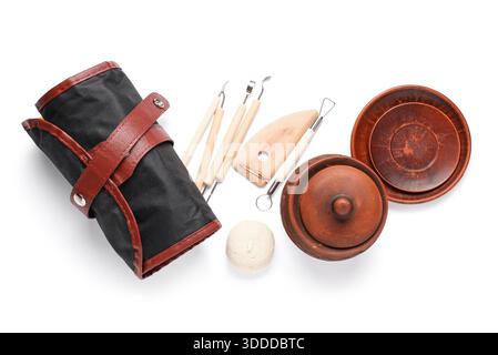Organizer-Tasche, Set mit Bildhauerwerkzeugen und Keramikschalen isoliert auf weißem Hintergrund Stockfoto