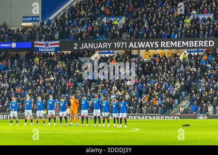 30. Dez. 2025. Glasgow, Großbritannien. Rangers FC spielte den St Mirren FC in einem William Hill Premiership Spiel im Ibrox Stadium, Glasgow, Schottland. Das Finale war Rangers 2:1 St Mirren. Ibrox hielt eine Schweigeminute zum Gedenken an die IBROX-KATASTROPHE am 2. Januar 1971, als 66 Fußballfans starben und mehr als 200 verletzt wurden, während der Menschenmassen beim Spiel der Rangers gegen Celtic an diesem Tag. Quelle: Findlay/Alamy Live News Stockfoto