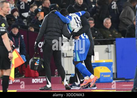 Yankuba Minteh aus Brighton & Hove Albion wird von zwei medizinischen Mitarbeitern während des Premier League-Spiels zwischen West Ham United und Brighton und Hove Albion im London Stadium, Stratford, am Dienstag, den 30. Dezember 2025, unterstützt. (Foto: Kevin Hodgson | MI News) Credit: MI News & Sport /Alamy Live News Stockfoto