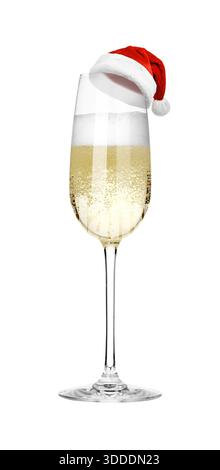Glas mit Sekt und kleinem Weihnachtsmann-Hut auf weißem Hintergrund Stockfoto