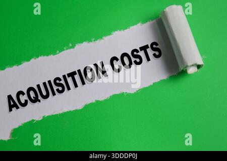 Anschaffungskosten Text in zerrissenem Papier Stockfoto