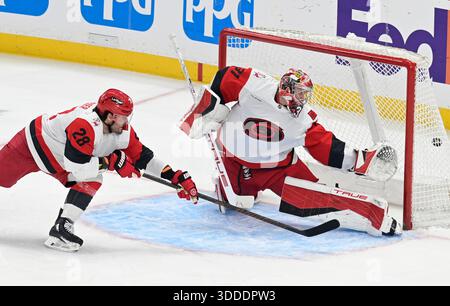 Pittsburgh, Usa. Dezember 2025 30. Carolina Hurricanes Linksflügel William Carrier (28) und Carolina Hurricanes Torhüter Frederik Andersen (31) reagieren darauf, als Pittsburgh Penguins Sidney Crosby in der ersten Phase in der PPG Paintts Arena in Pittsburgh am Dienstag, den 30. Dezember 2025, erzielte. Foto von Archie Carpenter/UPI. Quelle: UPI/Alamy Live News Stockfoto