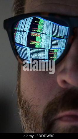 Man Hacking at Terminal Command Prompt Ausführen von Netzwerken Scans und Paketaufzeichnungen – Reflexion in Brille Black hat Concept Stockfoto