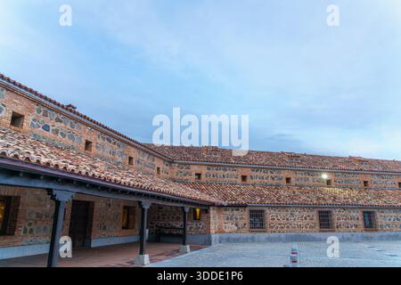 Toledo, Spanien - 13. März 2025: Außenansicht eines historischen Schlosshotels mit Steinmauern und Ziegeldächern unter klarem Himmel in Toledo, Spanien. Stockfoto