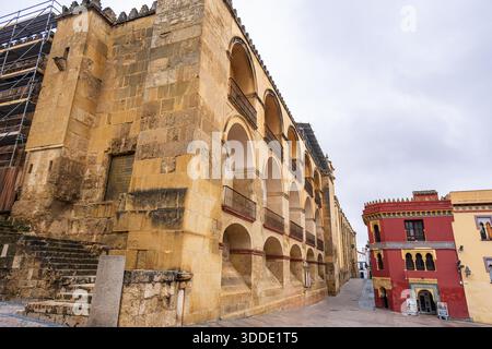 Ein malerischer Blick auf die historische Moschee Kathedrale und traditionelle farbenfrohe Gebäude in der Altstadt von Cordoba, Andalusien, Spanien. Stockfoto