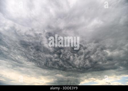 Ein atemberaubender Blick auf einen stürmischen Himmel voller dunkler, wirbelnder Wolken, die jederzeit Regen auslösen können Stockfoto