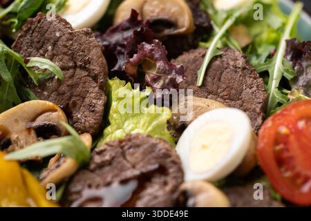 Nahaufnahme von geröstetem Lebersalat, Blick von oben Stockfoto