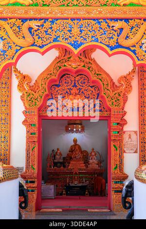 Goldenes Ganesha Relief auf einem kunstvollen Tempelgiebel am Wat Phra That Doi Tung Tempel in der Nähe von Chiang Rai, Nordthailand Stockfoto