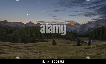 Blick über die Gotzenalm auf die Berge Teufelshoerner, Hochkoenig und Steinernes Meer bei Sonnenuntergang, Nationalpark Berchtesgaden, Bayern Stockfoto
