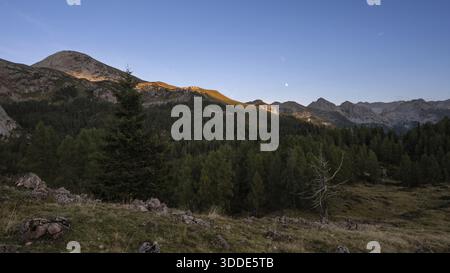 Blick über die Gotzenalm zum Kahlersberg, Teufelshoerner und Hochkoenig bei Sonnenuntergang, Nationalpark Berchtesgaden, Bayern, GE Stockfoto