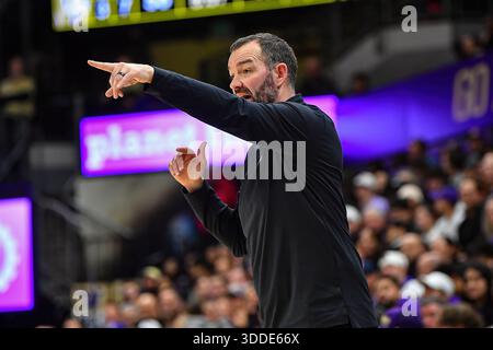 Seattle WA, USA. Dezember 2025. Alex Jensen, Cheftrainer von Utah, leitet sein Team während des NCAA-Basketballspiels zwischen den Utah Utes und Washington Huskies in Seattle, WA. Washington besiegte Utah 74–65. Steve Faber/CSM/Alamy Live News Stockfoto