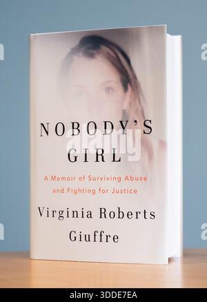 Aktenfoto vom 10/2025 von einer Kopie von Nobody's Girl von Virginia Roberts Giuffre. Ausgabedatum: Mittwoch, 31. Dezember 2025. Stockfoto