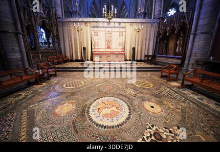 Filerfoto vom 23./3/2023 vom Cosmati-Pflaster, der sich vor dem Altar in der Westminster Abbey im Zentrum von London befindet. Forscher behaupten, vergessene Bedeutungen in der historischen Architektur wiederentdeckt zu haben, darunter in Westminster Abbey - und sagen, dass die Entdeckung für die britische Tourismusbranche „massiv“ sein könnte. Die Kulturerbe-Berater James wenn und James Syrett sagen, dass das Wissen über diese Bedeutungen um die Zeit des Ersten Weltkriegs zu schwinden schien, als Aristokraten, die von ihnen wussten, in den Gräben zu kämpfen und zu sterben geschickt wurden. Ausgabedatum: Mittwoch, 31. Dezember 2025. Stockfoto
