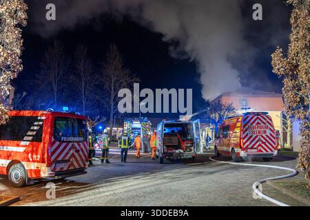 Lieferwagen brennt neben Gebäude Feuer greift auf Dachstuhl über am 31.12.2025 geriet kurz vor 02:00 Uhr ein Lieferwagen in Brand, der direkt neben einem Gebäude mit Wohn- und Geschäftseinheiten in Bickenbach Stand. Die Flammen griffen auf den angrenzenden Dachstuhl über und breiteten sich auf dem Großteil des Dachbodens aus. Da dieser nicht von innen erreichbar war, müssen die Einsatzkräfte die gesamten Dachziegel entfernen, um gezielte Löschmaßnahmen durchführen zu können. Vier Drehleitern sowie ein Mast der Werkfeuerwehr Merck kam zum Einsatz. Winterliche Minusgrade erschwerten die Lösc Stockfoto