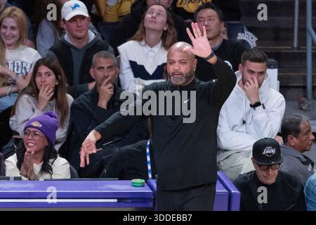 Los Angeles, Usa. Dezember 2025 30. Detroit Pistons Head Coach J.B. Bickerstaff spielt bei einem NBA-Basketballspiel in Los Angeles gegen die Los Angeles Lakers. NBA 2025: Kolben 128:106 Lakers. Quelle: SOPA Images Limited/Alamy Live News Stockfoto