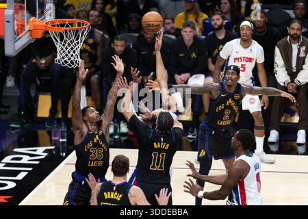 Los Angeles, Usa. Dezember 2025 30. Detroit Pistons’ Cade Cunningham (2) schießt gegen die Los Angeles Lakers während eines NBA-Basketballspiels in Los Angeles. NBA 2025: Kolben 128:106 Lakers. Quelle: SOPA Images Limited/Alamy Live News Stockfoto