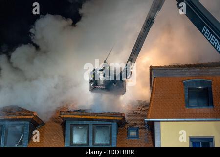 Lieferwagen brennt neben Gebäude Feuer greift auf Dachstuhl über am 31.12.2025 geriet kurz vor 02:00 Uhr ein Lieferwagen in Brand, der direkt neben einem Gebäude mit Wohn- und Geschäftseinheiten in Bickenbach Stand. Die Flammen griffen auf den angrenzenden Dachstuhl über und breiteten sich auf dem Großteil des Dachbodens aus. Da dieser nicht von innen erreichbar war, müssen die Einsatzkräfte die gesamten Dachziegel entfernen, um gezielte Löschmaßnahmen durchführen zu können. Vier Drehleitern sowie ein Mast der Werkfeuerwehr Merck kam zum Einsatz. Winterliche Minusgrade erschwerten die Lösc Stockfoto