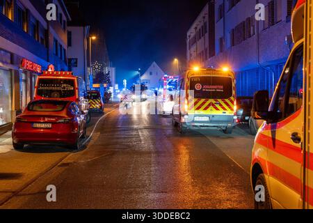 Lieferwagen brennt neben Gebäude Feuer greift auf Dachstuhl über am 31.12.2025 geriet kurz vor 02:00 Uhr ein Lieferwagen in Brand, der direkt neben einem Gebäude mit Wohn- und Geschäftseinheiten in Bickenbach Stand. Die Flammen griffen auf den angrenzenden Dachstuhl über und breiteten sich auf dem Großteil des Dachbodens aus. Da dieser nicht von innen erreichbar war, müssen die Einsatzkräfte die gesamten Dachziegel entfernen, um gezielte Löschmaßnahmen durchführen zu können. Vier Drehleitern sowie ein Mast der Werkfeuerwehr Merck kam zum Einsatz. Winterliche Minusgrade erschwerten die Lösc Stockfoto