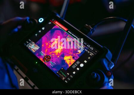 Lieferwagen brennt neben Gebäude Feuer greift auf Dachstuhl über am 31.12.2025 geriet kurz vor 02:00 Uhr ein Lieferwagen in Brand, der direkt neben einem Gebäude mit Wohn- und Geschäftseinheiten in Bickenbach Stand. Die Flammen griffen auf den angrenzenden Dachstuhl über und breiteten sich auf dem Großteil des Dachbodens aus. Da dieser nicht von innen erreichbar war, müssen die Einsatzkräfte die gesamten Dachziegel entfernen, um gezielte Löschmaßnahmen durchführen zu können. Vier Drehleitern sowie ein Mast der Werkfeuerwehr Merck kam zum Einsatz. Winterliche Minusgrade erschwerten die Lösc Stockfoto