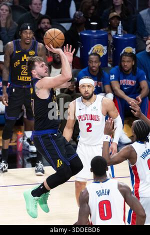 Los Angeles, Usa. Dezember 2025 30. Los Angeles Lakers' Luka Don?i? (77) Schießereien gegen die Detroit Pistons während eines NBA-Basketballspiels in Los Angeles. NBA 2025: Kolben 128:106 Lakers. Quelle: SOPA Images Limited/Alamy Live News Stockfoto