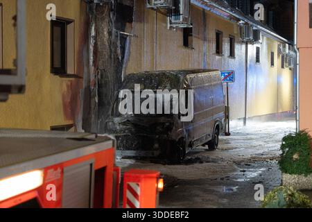 Lieferwagen brennt neben Gebäude Feuer greift auf Dachstuhl über am 31.12.2025 geriet kurz vor 02:00 Uhr ein Lieferwagen in Brand, der direkt neben einem Gebäude mit Wohn- und Geschäftseinheiten in Bickenbach Stand. Die Flammen griffen auf den angrenzenden Dachstuhl über und breiteten sich auf dem Großteil des Dachbodens aus. Da dieser nicht von innen erreichbar war, müssen die Einsatzkräfte die gesamten Dachziegel entfernen, um gezielte Löschmaßnahmen durchführen zu können. Vier Drehleitern sowie ein Mast der Werkfeuerwehr Merck kam zum Einsatz. Winterliche Minusgrade erschwerten die Lösc Stockfoto