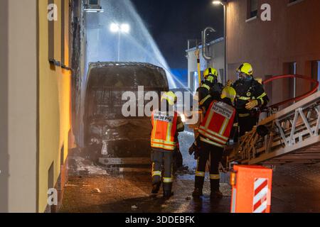 Lieferwagen brennt neben Gebäude Feuer greift auf Dachstuhl über am 31.12.2025 geriet kurz vor 02:00 Uhr ein Lieferwagen in Brand, der direkt neben einem Gebäude mit Wohn- und Geschäftseinheiten in Bickenbach Stand. Die Flammen griffen auf den angrenzenden Dachstuhl über und breiteten sich auf dem Großteil des Dachbodens aus. Da dieser nicht von innen erreichbar war, müssen die Einsatzkräfte die gesamten Dachziegel entfernen, um gezielte Löschmaßnahmen durchführen zu können. Vier Drehleitern sowie ein Mast der Werkfeuerwehr Merck kam zum Einsatz. Winterliche Minusgrade erschwerten die Lösc Stockfoto
