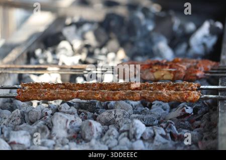 Grillen von adana-Kebap, das aus gehacktem Lammfleisch hergestellt wird Stockfoto
