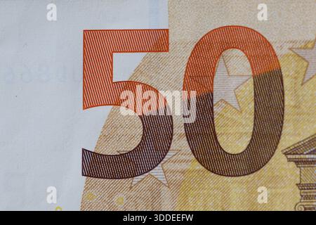 Die zentrierten Zahlen auf einem knackigen 50-Euro-Schein. Eine detaillierte Übersicht über die europäische Währung 50 Stockfoto