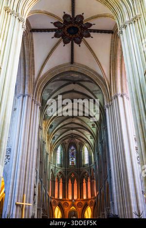 Kirchenschiff und Chor der Kathedrale Notre-Dame von Bayeux Stockfoto