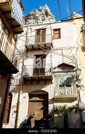 Typisches Stadthaus in Cefalu, an der tyrrhenischen Küste Siziliens Stockfoto